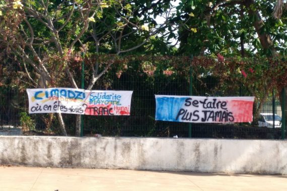 banderole Cimadzi et Solidarité Mayotte Trafic d’êtres humains